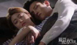 男女同床视频,情感交织的私密瞬间